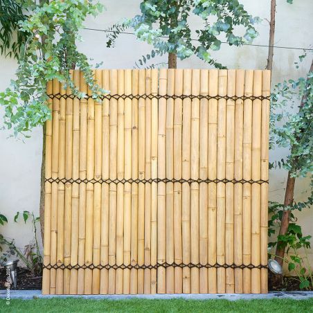 Panneau constitué de demi-cannes de bambou naturel, couleur jaune.