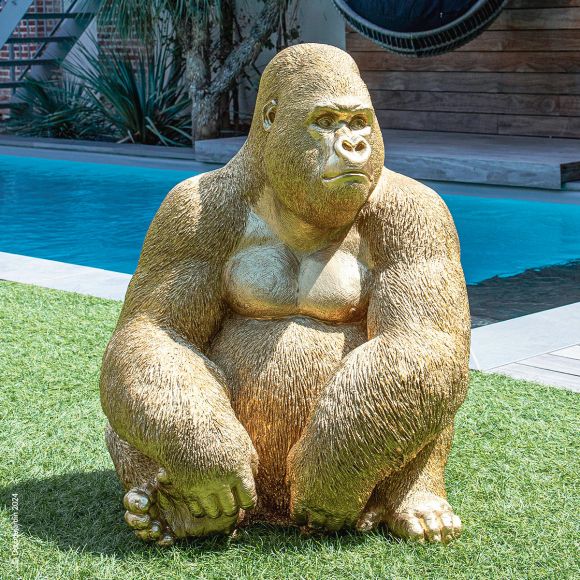 Statue gorille assis couleur or en résine polyester et vernis carrosserie.